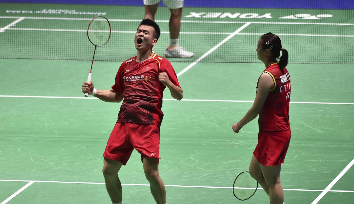 Selebrasi ganda Campuran China, Zheng Si Wei/Huang Ya Qiong setelah mengalahkan pasangan Indonesia, Rehan Naufal Kusharjanto/Lisa Ayu Kusumawati pada laga semifinal All England 2023 di Utilita Arena, Birmingham, Inggris, Sabtu (18/3/2023) malam WIB. Zheng Si Wei/Huang Ya Qiong menang rubber game 21-17, 13-21 dan 21-13. (AP Photo/Rui Vieira)