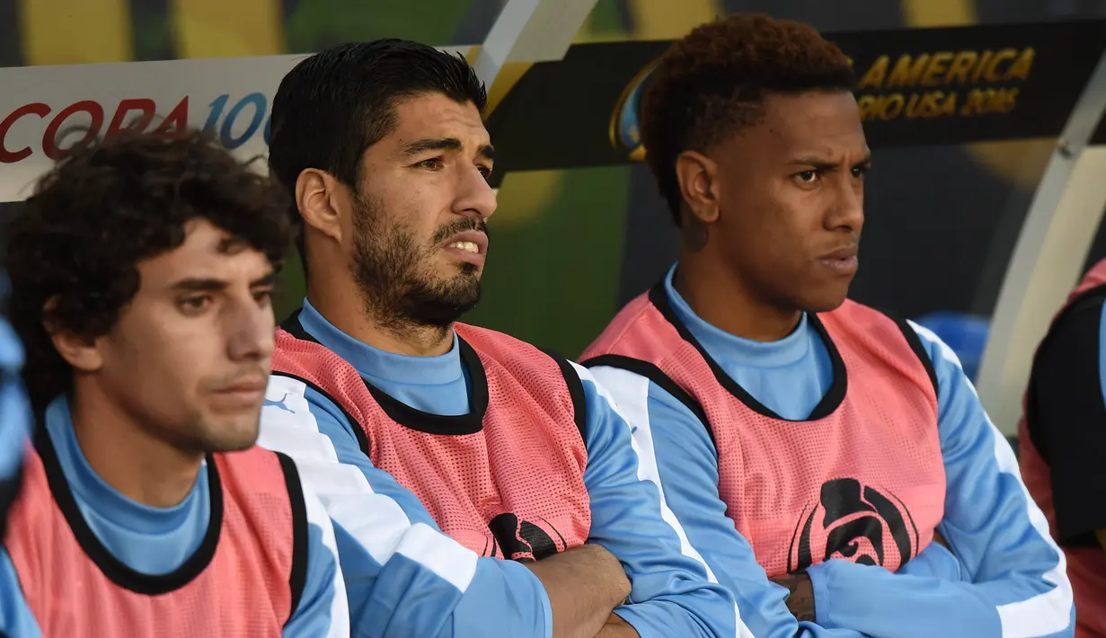 Luis Suarez terlihat sedih saat timnya kalah dari Venezuela pada  babak penyisihan grup C Copa America Centenario 2016 di Stadion Lincoln Financial Field, Philadelphia, AS, (10/6/2016). (AFP/ Don Emmert)