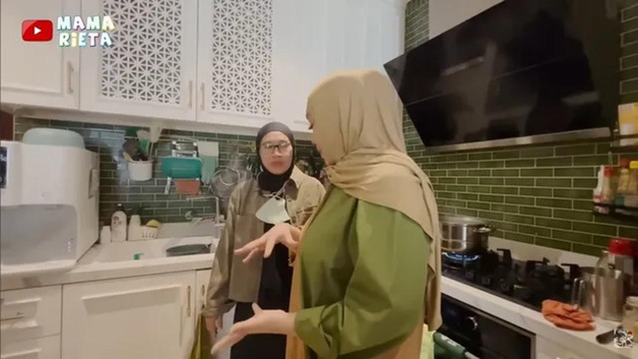 8 Potret Dapur Rumah Rieta Amilia dan Detail Interiornya, Elegan dengan Konsep Open Space
