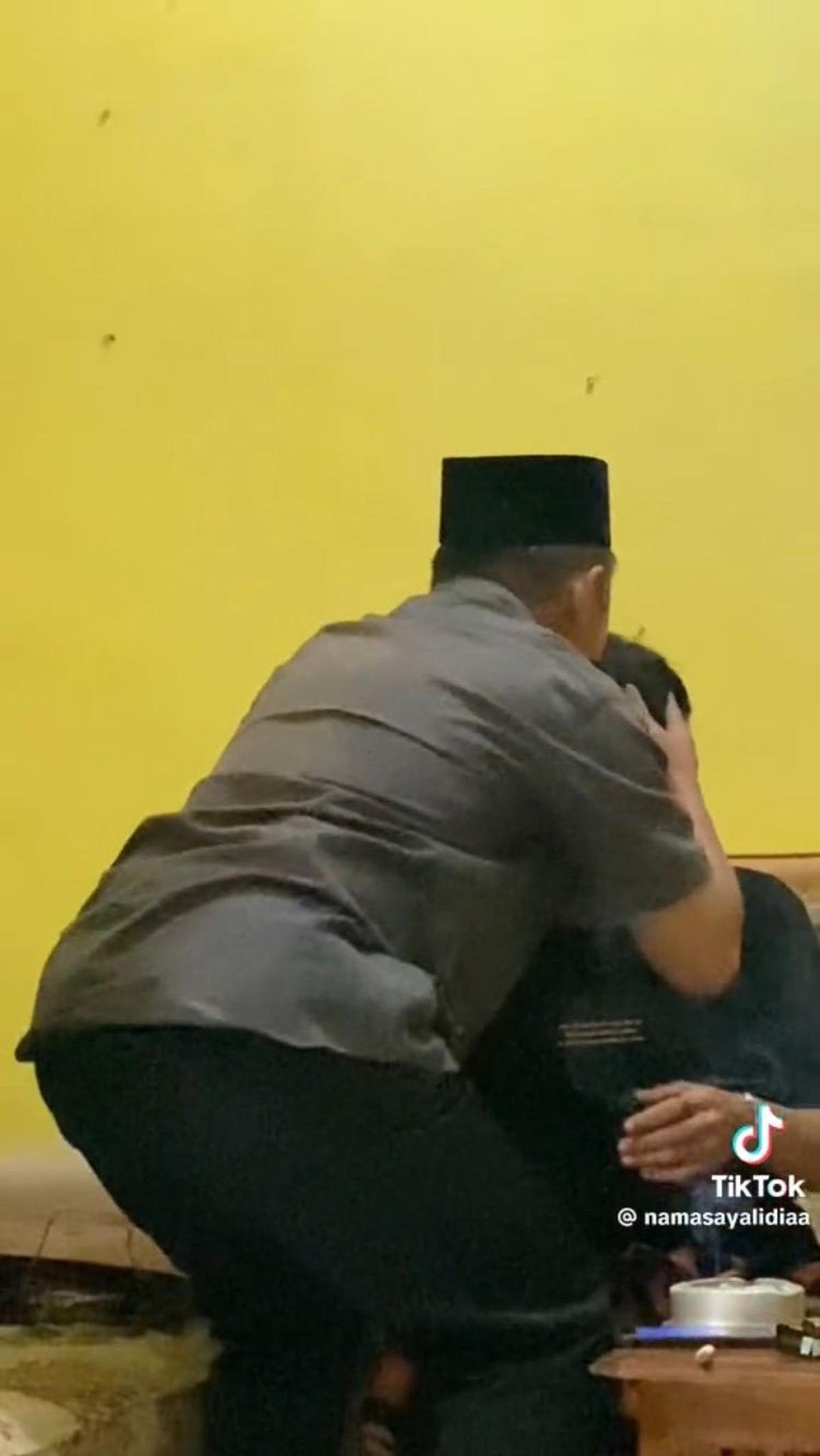Tak hanya memeluk, ia juga mengelus kepala dan mencium kening kekasih putrinya. Tampaknya, ia sangat senang dengan hadiah ini.
