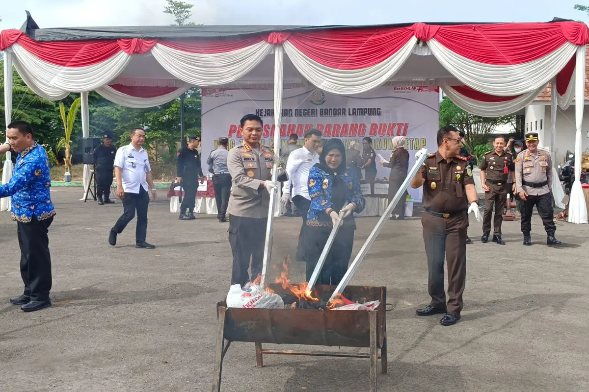 Pemusnahan barang bukti ganja dengan cara dibakar di Kejari Bandar Lampung.  Foto : (Liputan6.com/Ardi).
