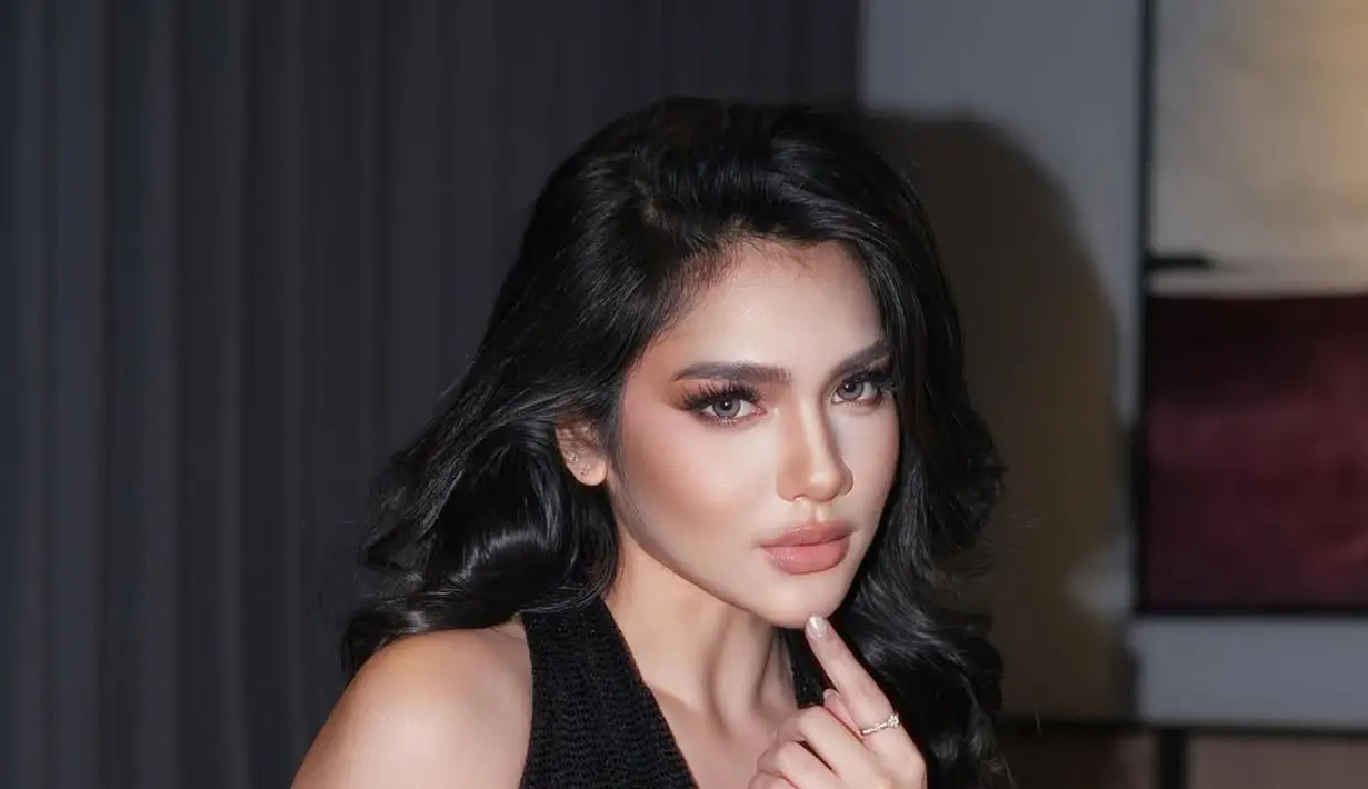 Dipulas MUA Herdan Aprilian, Davina Karamoy tampil dengan full makeup bergaya khas latina girl [@davinakaramoy]