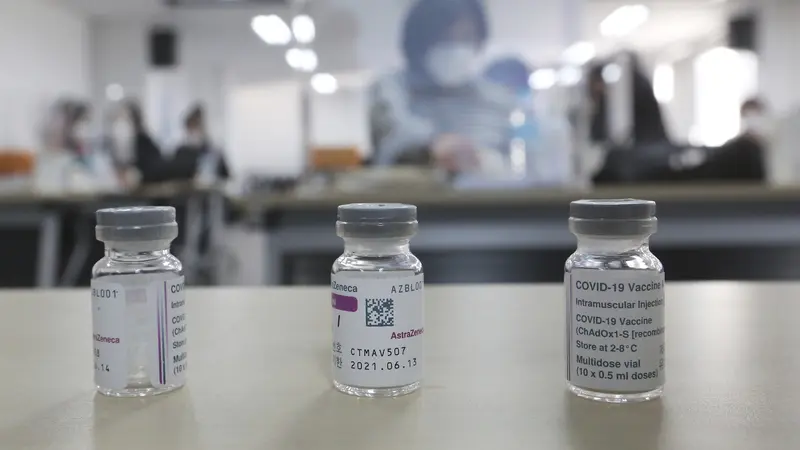 Melihat Petugas Medis di Korea Selatan Latihan Suntik Vaksin COVID-19