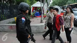 Jemaah mulai berdatangan ke Gereja Katedral, Jakarta, Sabtu (24/12) Antusias para peserta misa ibadah natal kali ini diprediksi akan lebih ramai dibanding tahun sebelumnya. (Liputan6.com/Helmi Afandi)