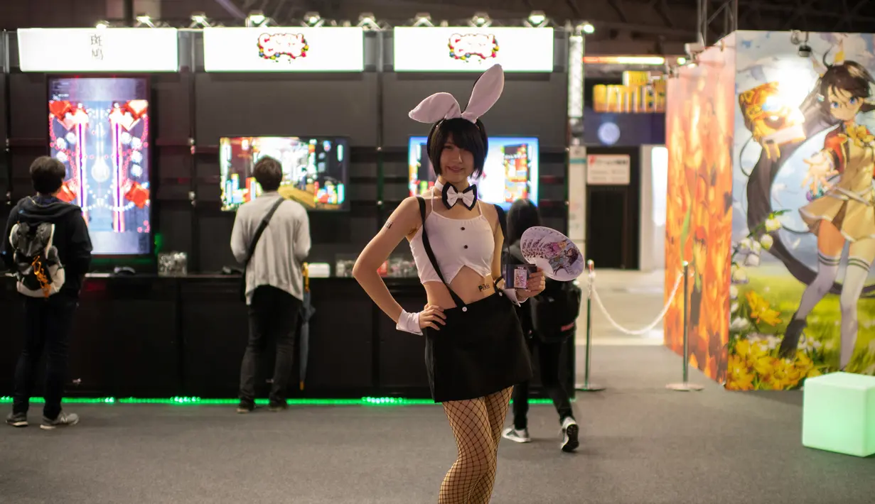 Seorang model mengenakan kostum karakter video game saat gelaran Tokyo Game Show 2018 di Tokyo, Jepang, Jumat (21/9). Salah satu perhelatan gaming terbesar untuk kawasan Asia tersebut diadakan hingga 23 September nanti. (AFP / Martin BUREAU)