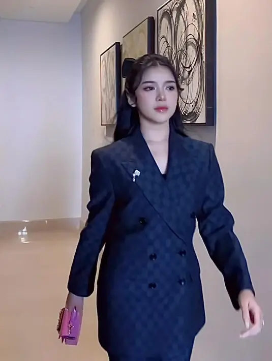 Pelantun lagu “Kupu-kupu” itu tak kelewatan mengabadikan momen bersama Dita Karang Cs. [@tiaraandini].