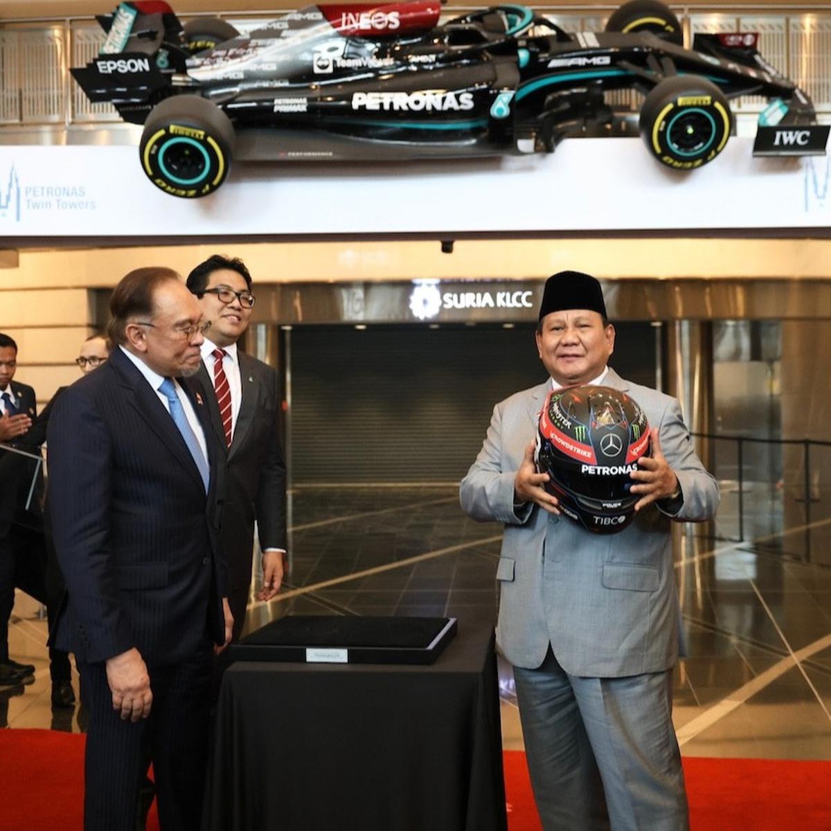 Prabowo Tunjuk Mobil F1, Padahal Sudah Diberi Helm