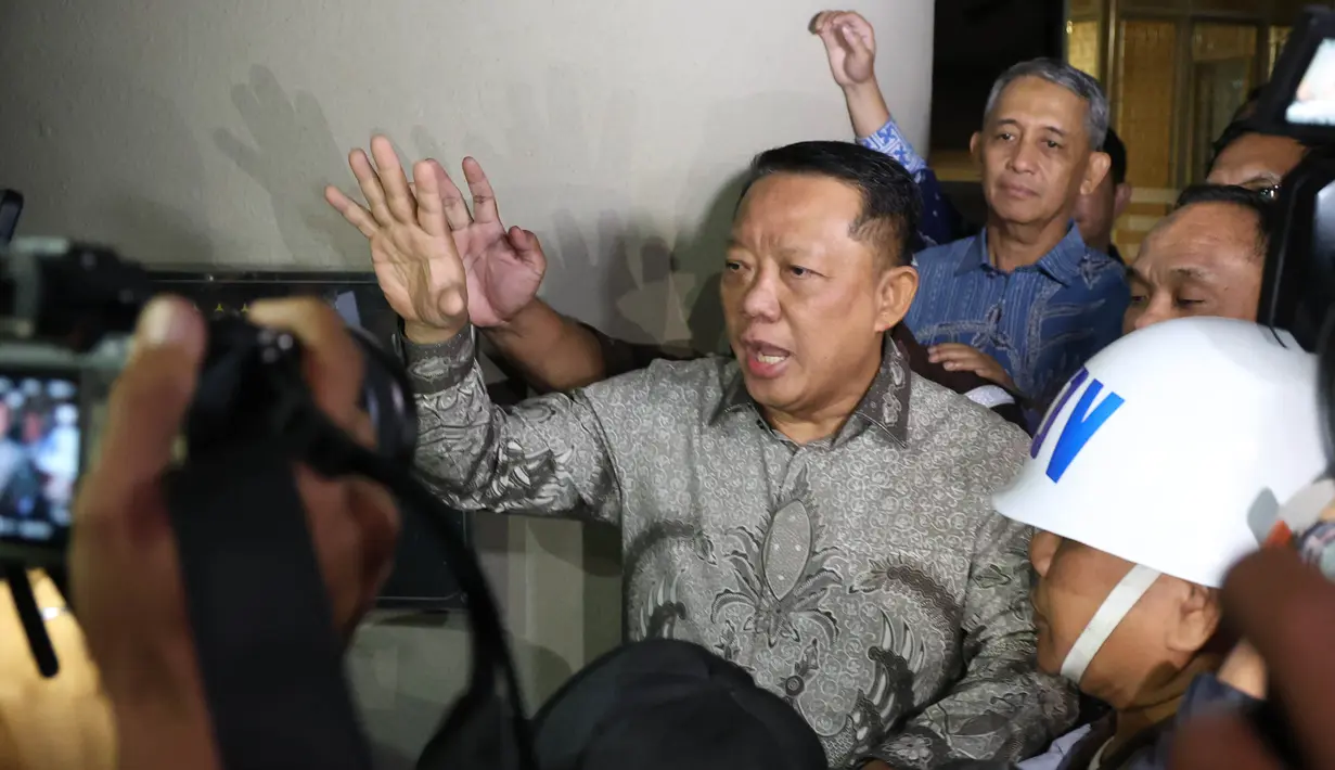 Mantan Jaksa Agung Muda Bidang Tindak Pidana Khusus (Jampidsus) Febrie Adriansyah, saat dibawa ke mobil tahanan untuk  ditahan di rutan KPK di  Gedung Kejagung, Jakarta, Jumat (24/07/2026). (KLY/ Arie Basuki)