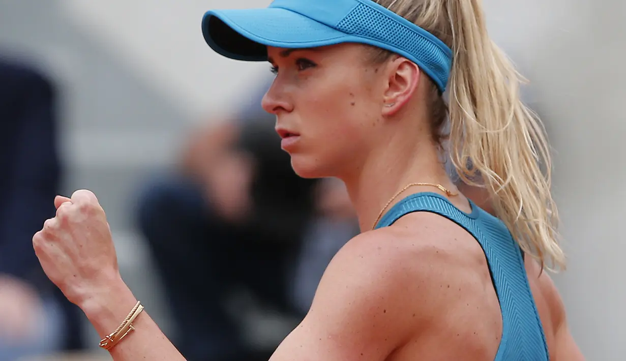 Gaya petenis Ukraina, Elina Svitolina mencetak angka saat melawan petenis Slovakia, Viktoria Kuzmova pada ajang Prancis Terbuka 2018 di Roland Garros stadium, Paris, (30/5/2018).  (AP/Thibault Camus)