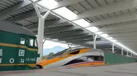 Penampakan Kereta Cepat Jakarta-Bandung di Stasiun Tegalluar, Kabupaten Bandung, Kamis (13/10/2022). (Maulandy/Liputan6.com)