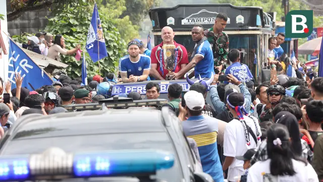 Foto: Perjuangan Pemain Persib Menembus Adangan Ribuan Bobotoh Menuju Rumah Haji Umuh