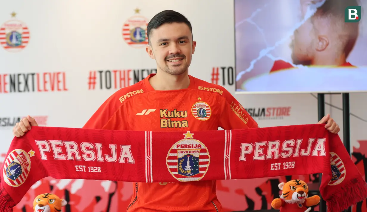 Persija Jakarta mendatangkan pemain asing kelimanya, Oliver Bias dalam skuad Macan Kemayoran di BRI Liga 1 musim 2023/2024. Bertempat di Persija Store, Kuningan, Jakarta Selatan, Kamis (27/7/2023) pemain baru asal Filipina tersebut menandatangani kontrak peminjaman selama setahun dari klub asal Republik Ceska, Pribram FC dengan opsi permanen di musim berikutnya jika tampil sesuai ekspektasi. (Bola.com/Abdul Aziz)