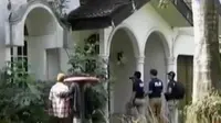 Polisi menyisir padepokan Aa Gatot hingga ke sudut-sudut ruangan, di mana dicurigai terdapat narkoba atau senjata api.