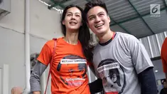 Pasangan Baim Wong dan Paula Verhoeven tersenyum saat mengenakan kaus dukungan untuk aktor Tio Pakusadewo di Pengadilan Negeri Jakarta Selatan, Jalan Ampera Raya, Jakarta, Kamis (28/6). (Liputan6.com/Faizal Fanani)