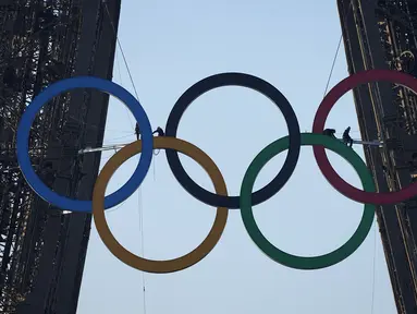 Cincin Olimpiade terlihat di Menara Eiffel, Paris pada Jumat (7/6/2024). (AP Photo/Michel Euler)