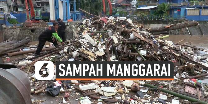 VIDEO: Hujan Seharian, Sampah 36 Kubik Diangkut dari Manggarai