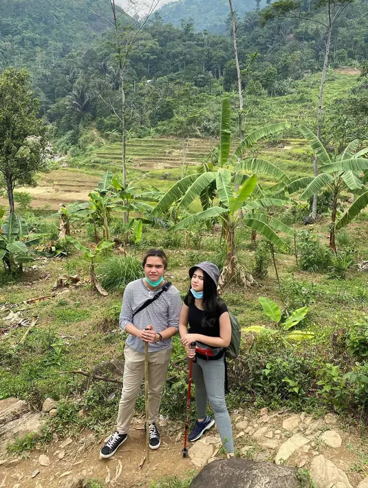 Seru abis, Dul Jaelani dan Tissa Biani pun terlihat menikmati keindahan alam. (FOTO: instagram.com/tissabiani/)