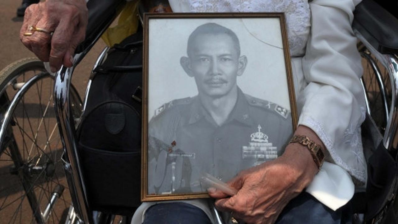 Pakai kursi roda, para veteran demo tolak RPP rumah negara