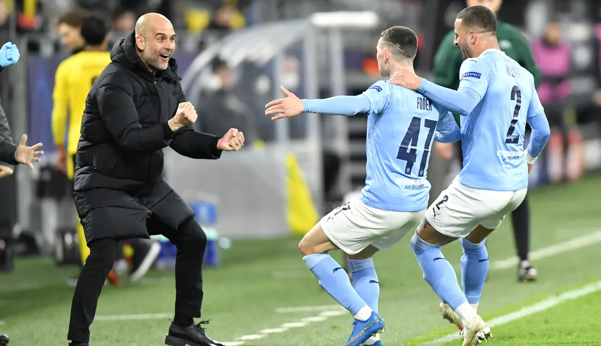 Pelatih Manchester City, Pep Guardiola merayakan gol yang dicetak gelandang Phil Foden ke gawang Borrusia Dortmund pada pertandingan leg kedua perempat final Liga Champions di stadion Signal Iduna Park di Dortmund, Jerman, Kamis (15/4/2021). City menang atas Dortmund 2-1. (AP Photo/Martin Meissner)