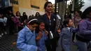Sejumlah anak dievakuasi dari dalam gedung saat terjadi gempa di Vina del Mar, Chile (24/4). Pemerintah Chile menghimbau warga menyelamatkan diri ke tempat lebih tinggi dan menjauhi pantai. (AFP Photo/Francesco Degasperi)