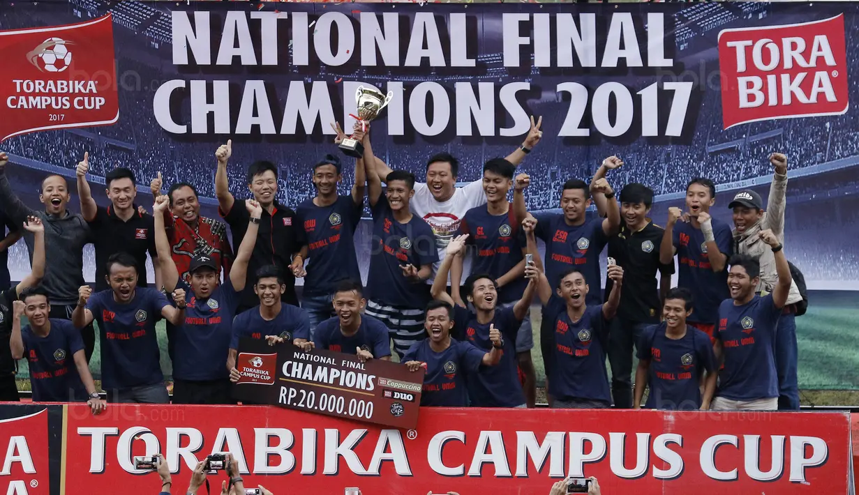 Pemain UMM melakukan selebrasi usai menjuarai Torabika Campus Cup 2017 di Stadion Cakrawala, Malang, Kamis (23/11/2017). UMM menang WO atas UPI. (Bola.com/M Iqbal Ichsan)