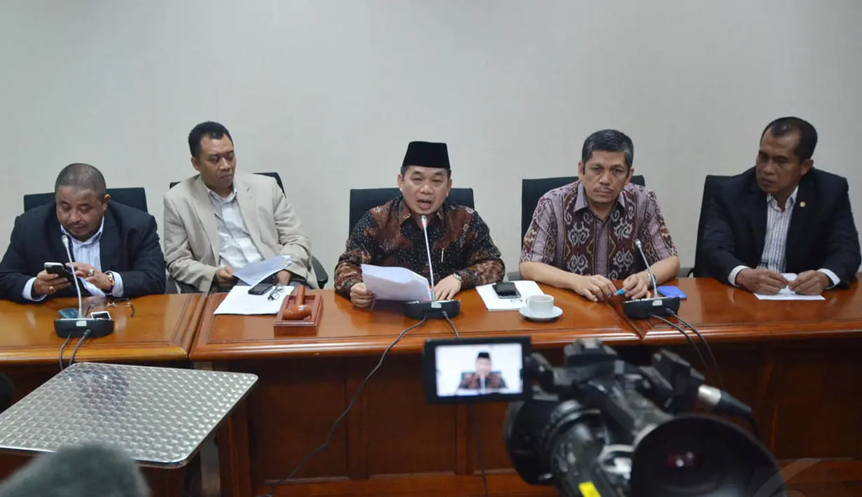 Ketua DPP PKS, Jazuli Zuwaini bersama Anggota DPR Fraksi PKS lainnya, Hadi Mulyadi, Abubakar Al-Habsy dan Iskan Qolba Lubis saat jumpa pers di Gedung DPR, Jakarta, Selasa (18/11/2014). (Liputan6.com/Andrian M Tunay)