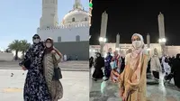 6 Potret Desy Ratnasari Ibadah Umrah Bersama Putrinya