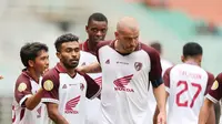 Selebrasi para pemain PSM Makassar setelah Wiljan Pluim (kanan) mencetak gol ke gawang Persikabo 1973 pada laga pekan ke-3 BRI Liga 1 2023/2024 di Stadion Pakansari, Cibinong, Bogor, Jumat (14/7/2023). (Bola.com/Abdul Aziz)