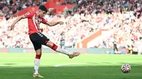 Tino Livramento tercatat sebagai pencetak gol termuda di Liga Inggris musim 2021/22 hingga saat ini, yaitu 18 tahun, 11 bulan, 11 hari. Gol Livarmento tercipta saat Southampton melawan Burnley pada pekan ke-9 Liga Inggris. (AFP/Glyn Kirk)