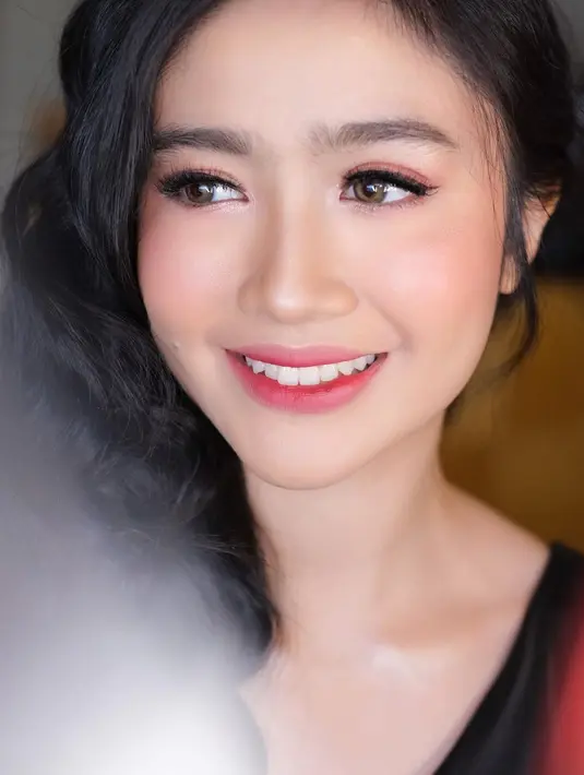 Febby Rastanty saat tersenyum, "May your day be as good as a perfectly blended foundation and an even eyeliner" tulis Febby di kolam komentar. (Instagram/febbyrastanty)