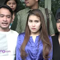 Setelah sekian lama diam, Ruben Onsu dan Ayu Ting Ting akhirnya melaporkan haters ke polisi. Keduanya mendatangi SPK Polda Metro Jaya, Jumat (14/8)