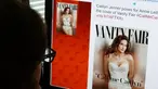 Seorang wartawan melihat akun Twitter yang menampilkan Caitlyn Jenner di cover Vanity Fair. Caitlyn yang kini berusia 65 tahun ini telah membuat akun media sosial menggunakan nama barunya, Senin (1/6/2015). (AFP PHOTO/MLADEN ANTONOV)