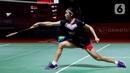 Pebulu tangkis tunggal putri Korea Selatan, An Se Young mengembalikan kok ke arah Carolina Marin dari Spanyol pada laga final Indonesia Masters 2023 di Istora Senayan, Jakarta, Minggu (29/1/2023). An Se Young berhasil menjadi juara di nomor tunggal putri Indonesia Masters 2023 usai mengalahkan Carolina Marin di final dengan skor 18-21, 21-18, dan 21-13. (Liputan6.com/Herman Zakharia)