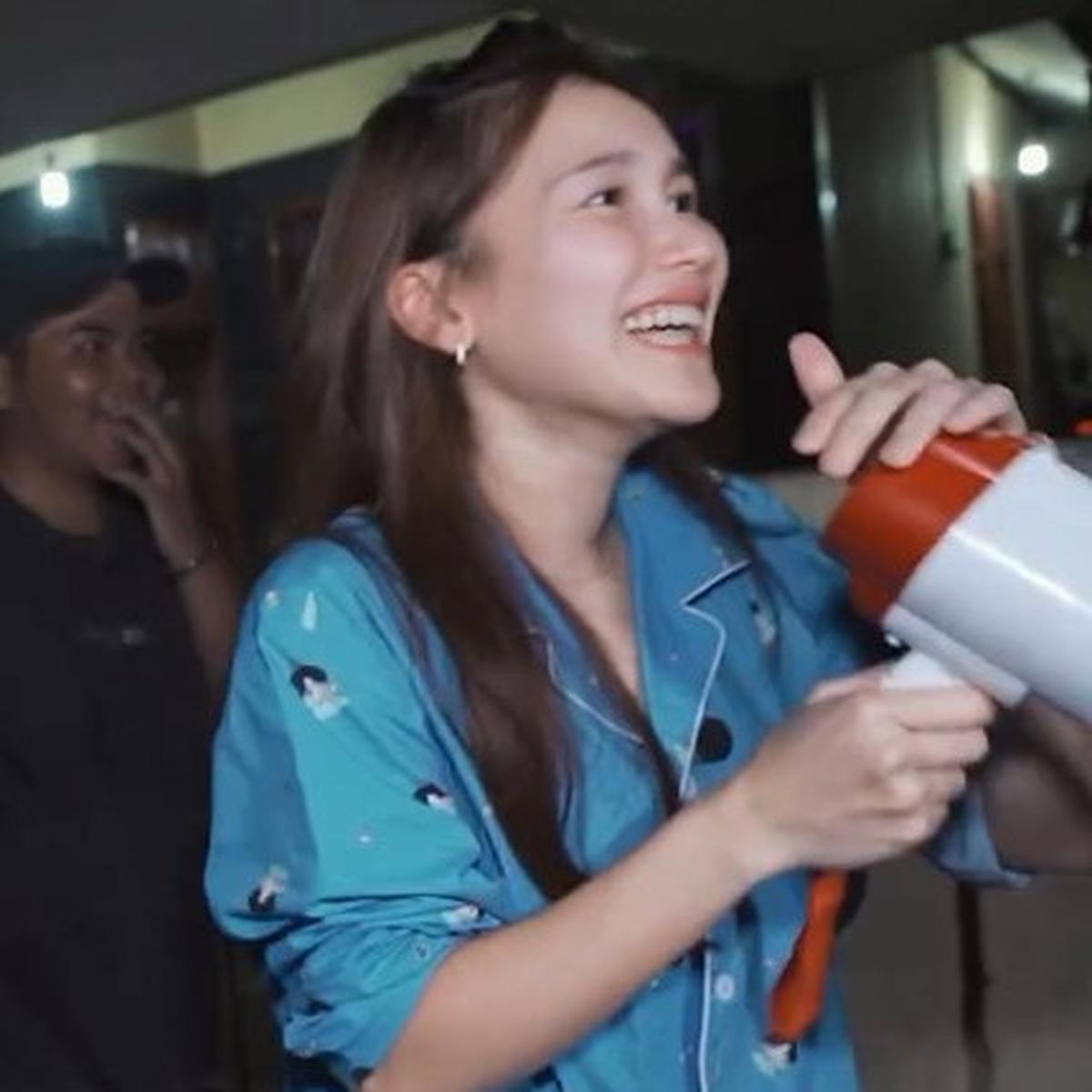 Masih Pakai Piyama, Ini 7 Potret Ayu Ting Ting Bangunkan Sahur Bareng Bocah Kampung - Totalitas Pakai Toa