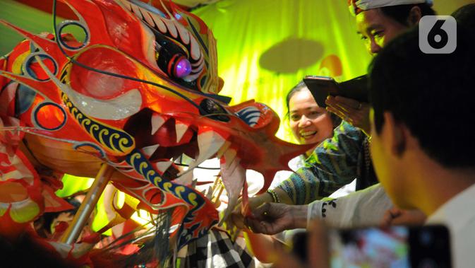 Atraksi tarian Liong saat Bogor Street Festival Cap Go Meh (CGM) 2020 yang digelar di Jalan Surya Kencana, Kota Bogor, Jawa Barat, Sabtu (8/2/2020). Festival bertema 