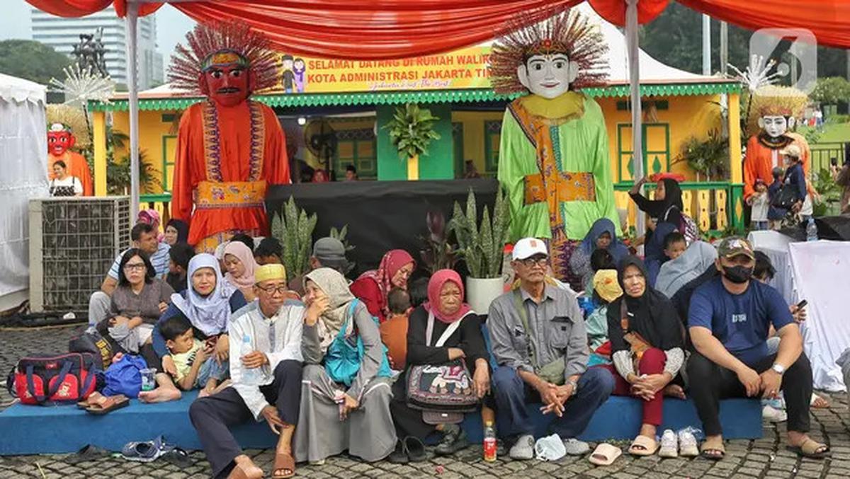 Warga Padati Perayaan Lebaran Betawi 2025 di Monas