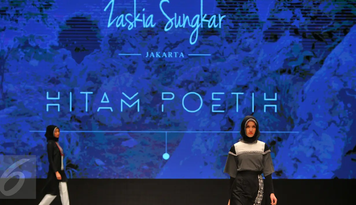 Model mengenakan busana rancangan Zaskia Sungkar pada Indonesia Fashion Week (IFW) 2016 di JCC Senayan, Jakarta, Jum'at, (11/03). Zaskia Sungkar menampilkan busana - busana muslim yang bertema hitam-putih. (Liputan6.com/Faisal R Syam)