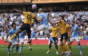 Pemain Wolverhampton Wanderers, Emmanuel Agbadou (kiri), berduel dengan penyerang Manchester City, Erling Haaland, dalam pertandingan Liga Inggris di Stadion Molineux, Wolverhampton, Inggris, Sabtu, 16 Agustus 2025. (AP Photo/Dave Shopland)&nbsp;&nbsp;&nbsp;