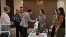 Menko PMK Puan Maharani (kanan) bersalaman dengan Direktur Utama Indosiar Imam Sudjarwo saat menerima kunjungan petinggi Emtek Grup di kantor Kemenko PMK, Jakarta, Selasa (19/2). (Liputan6.com/Herman Zakharia)
