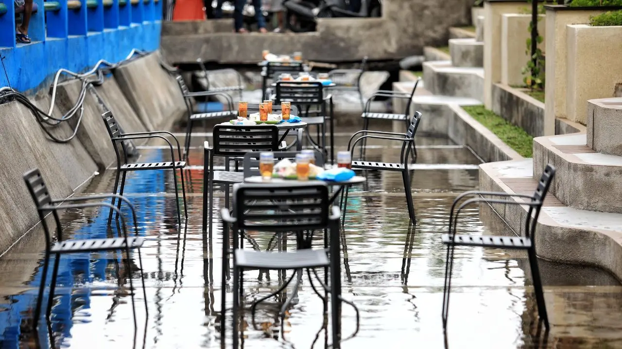 Wakil Wali Kota Bandung Yana Mulyana saat mencoba Kafe Walungan . (Foto: Liputan6.com/Humas Pemkot Bandung/Arie Nugraha)