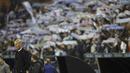 Ekspresi pelatih Real Madrid, Zinedine Zidane saat timnya melawan Celta Vigo pada leg kedua perempat final Copa Del Rey 2017 di Balaidos stadium, Vigo, Spain, Rabu (25/1/2017). Madrid bermain imbang 2-2. (AP/Lalo R. Villar) 