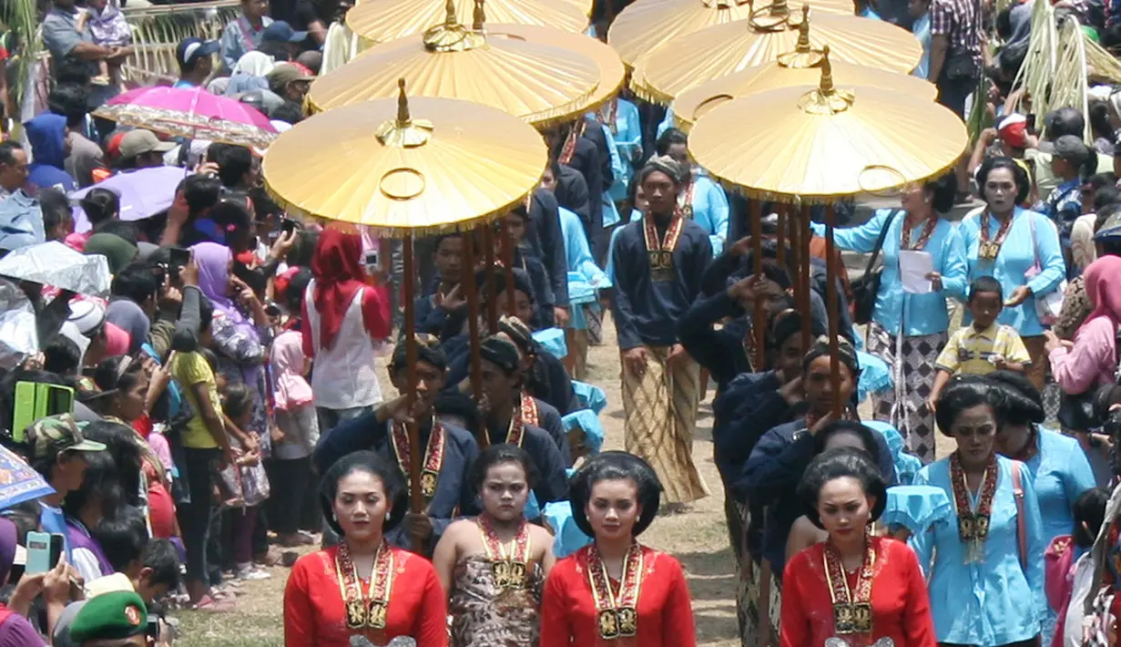 Sejumlah remaja membawa payung, sesaji dan pusaka saat mengikuti Kirab Ritual Agung Jayabaya di Petilasan Sri Aji Jayabaya di Desa Menang, Kediri, Jawa Timur, Sabtu (25/10/2014) (Antara Foto/Rudi Mulya)