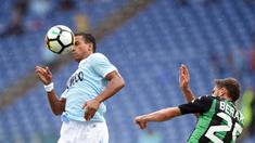 Gelandang Lazio, Ricardo Kishna (kiri) melakukan duel udara dengan pemain Sassuolo, Domenico Berardi pada lanjutan Serie A di Olympic Stadium, Roma, (1/10/2017). Lazio menang telak 6-1. (AFP/Filippo Monteforte)