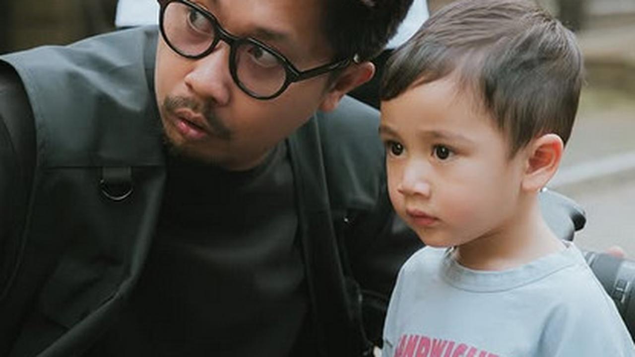 Dilaporkan Rayyanza ke Pak Ustaz, 5 Potret Ganteng Om Olik Fotografer Pribadi Keluarga 'Sultan Andara'