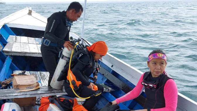 Penyelam bersiap-siap di Perairan Kutai Kartanegara
