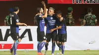 Bomber Arema, Samsul Arif mencetak gol ke gawang Persipura pada menit ke-11 lewat penalti.