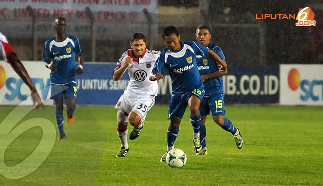 Tampak Penyerang Persib Bandung M Ridwan mencoba masuk ke dalam pertahanan DC United yang dikawal Taylor Kemp dalam laga yang berlangsung di Stadion Si Jalak Harupat, Bandung (Liputan6.com/Helmi Fithriansyah).