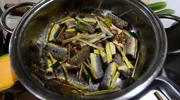 Foto pada 24 Agustus 2018 memperlihatkan hidangan olahan daging ular disiapkan di sebuah restoran khusus provinsi Yen Bai, Vietnam. Daging ular dianggap sebagai hidangan yang memuaskan sekaligus bergizi bagi penduduk Vietnam. (AFP/Nhac NGUYEN)