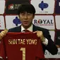 Pelatih Timnas Indonesia, Shin Tae-yong, dalam perkenalan pelatih Timnas Indonesia di Stadion Pakansari, Cibinong, Sabtu (28/12). PSSI Kontrak Shin Tae-yong 4 Tahun sebagai Pelatih Timnas.(Bola.com/Yoppy Renato)