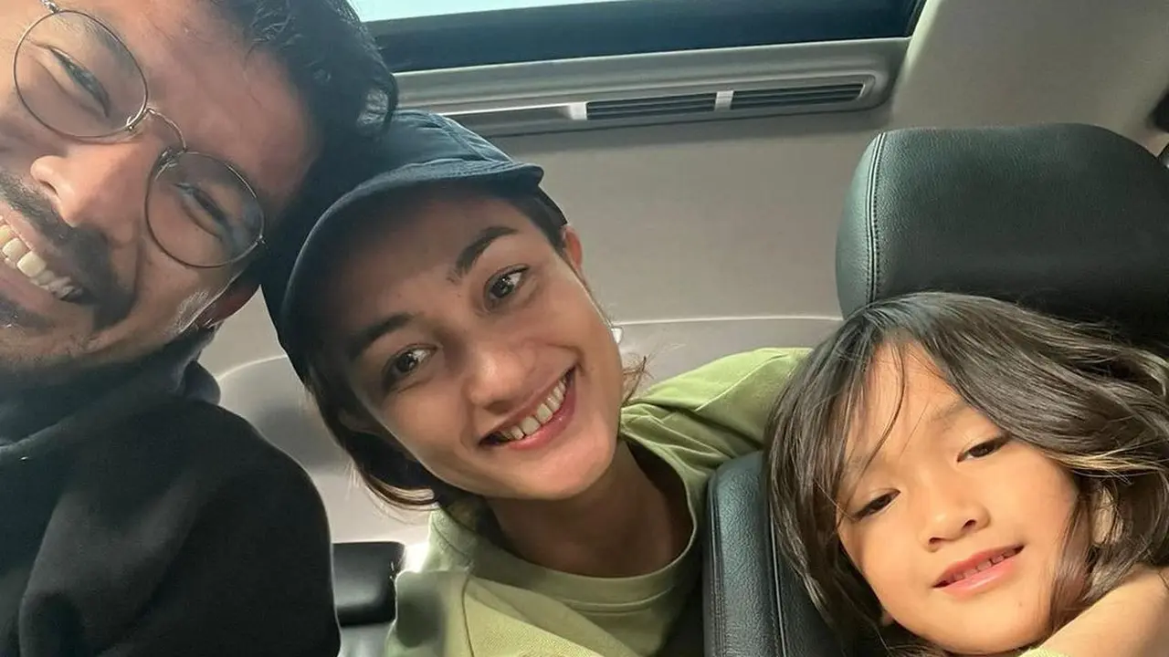 [Fimela] Salma anak Rio Dewanto - Atiqah Hasiholan